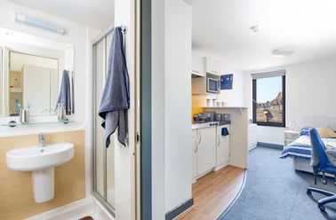 Fulham Palace Road, Hammersmith, London - Image 2